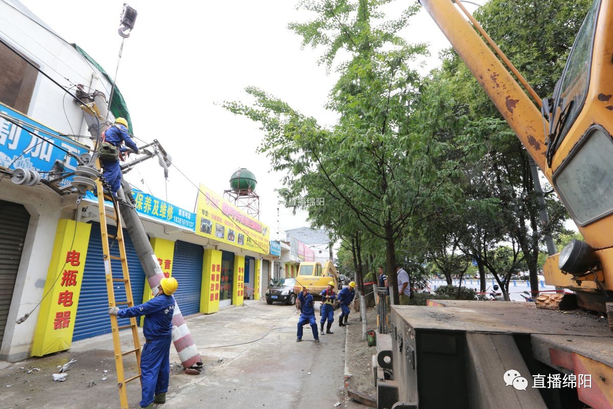 挖掘機誤挖電纜致斷電，電力人員徹夜搶修恢復民生供電
